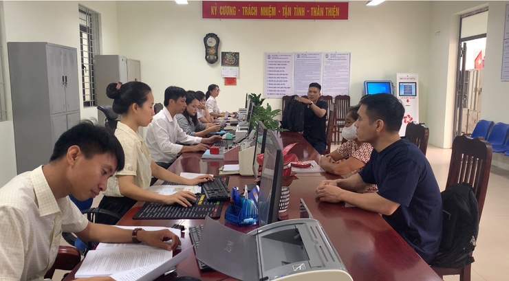 Cán bộ tại điểm phục vụ hành chính công của xã Mỹ Đức tận tình, trách nhiệm trong ngày đầu vận hành mô chính quyền 2 cấp- Ảnh 1.