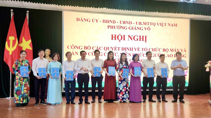 Phường Giảng Võ: Công bố các Quyết định về tổ chức bộ máy và nhân sự- Ảnh 1.