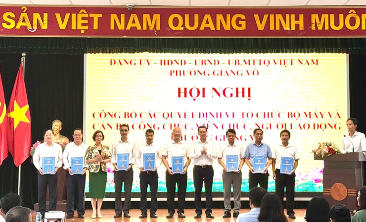 Phường Giảng Võ: Công bố các Quyết định về tổ chức bộ máy và nhân sự- Ảnh 2.