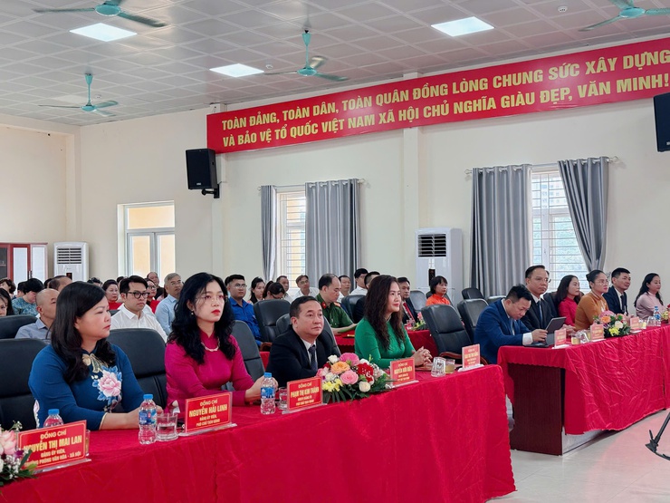 Đảng ủy-HĐND-UBND-UB MTTQ phường Tương Mai tổ chức Lễ công bố và trao các Quyết định của Thành phố về công tác nhân sự phường Tương Mai
- Ảnh 8.