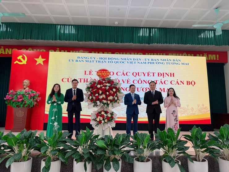 Đảng ủy-HĐND-UBND-UB MTTQ phường Tương Mai tổ chức Lễ công bố và trao các Quyết định của Thành phố về công tác nhân sự phường Tương Mai
- Ảnh 5.
