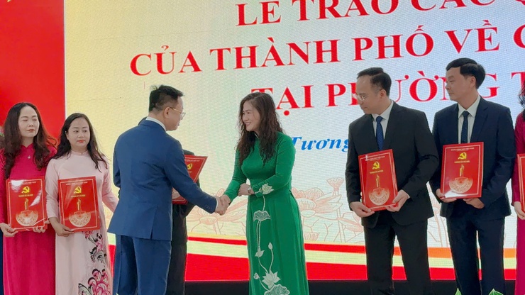 Đảng ủy-HĐND-UBND-UB MTTQ phường Tương Mai tổ chức Lễ công bố và trao các Quyết định của Thành phố về công tác nhân sự phường Tương Mai
- Ảnh 3.