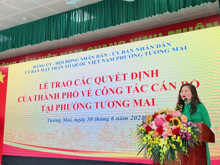 Đảng ủy-HĐND-UBND-UB MTTQ phường Tương Mai tổ chức Lễ công bố và trao các Quyết định của Thành phố về công tác nhân sự phường Tương Mai
- Ảnh 6.