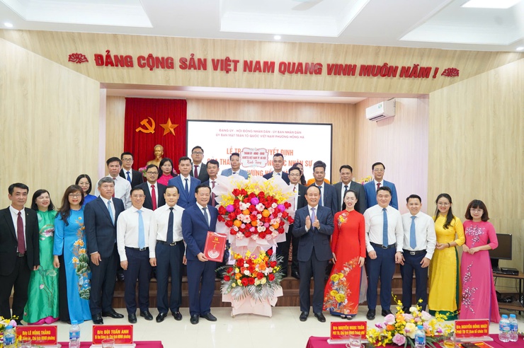 Trao các Quyết định về công tác cán bộ tại phường Hồng Hà- Ảnh 3.
