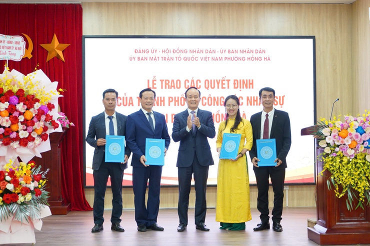 Trao các Quyết định về công tác cán bộ tại phường Hồng Hà- Ảnh 1.
