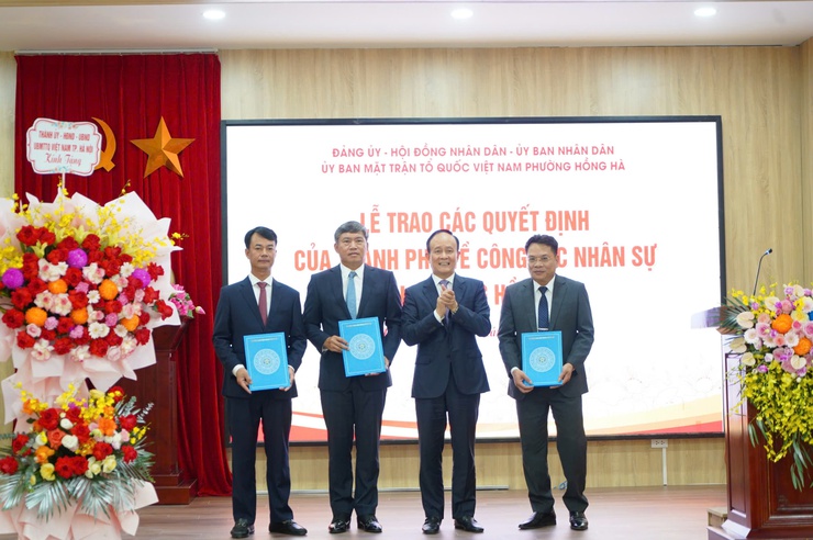 Trao các Quyết định về công tác cán bộ tại phường Hồng Hà- Ảnh 2.