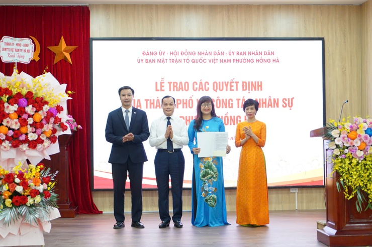 Trao các Quyết định về công tác cán bộ tại phường Hồng Hà- Ảnh 4.