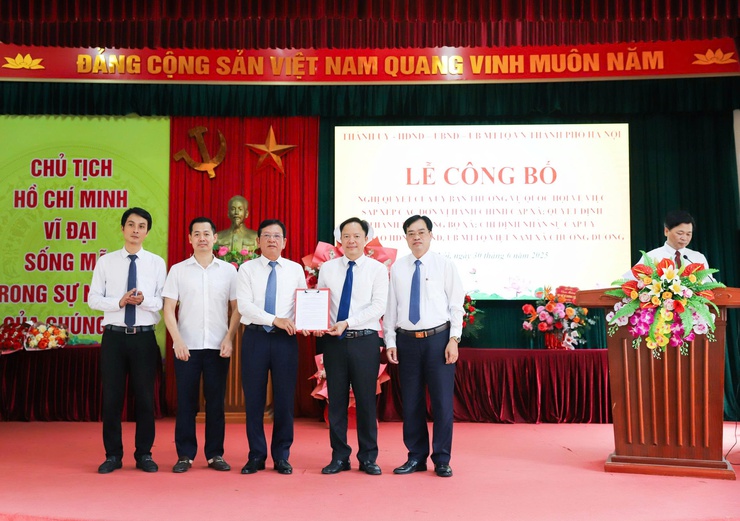 Công bố các quyết định về tổ chức bộ máy và nhân sự xã Chương Dương- Ảnh 2.