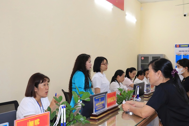 Điểm tiếp nhận phục vụ hành chính công xã Phú Nghĩa, đón tiếp trên 100 lượt công dân trong buổi sáng ngày đầu tiên triển khai mô hình chính quyền 2 cấp- Ảnh 5.