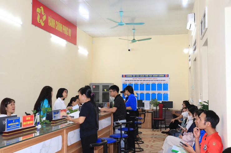 Điểm tiếp nhận phục vụ hành chính công xã Phú Nghĩa, đón tiếp trên 100 lượt công dân trong buổi sáng ngày đầu tiên triển khai mô hình chính quyền 2 cấp- Ảnh 4.