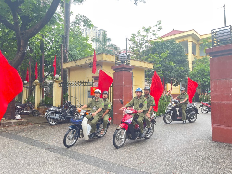 Công an phường Hà Đông ra quân bảo đảm Trật tự an toàn giao thông, trật tự đô thị trên địa bàn- Ảnh 6.