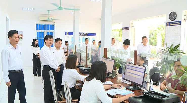 Lãnh đạo xã Phúc Thọ kiểm tra, động viên cán bộ tại điểm phục vụ hành chính công trong ngày làm việc đầu tiên- Ảnh 2.