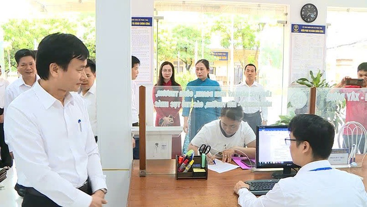 Lãnh đạo xã Phúc Thọ kiểm tra, động viên cán bộ tại điểm phục vụ hành chính công trong ngày làm việc đầu tiên- Ảnh 3.