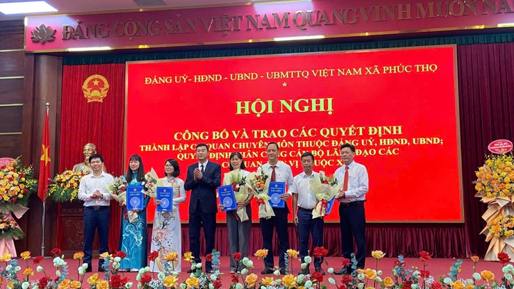 Phúc thọ: Công bố các Nghị quyết, Quyết định về tổ chức bộ máy và công tác cán bộ trong ngày làm việc đầu tiên- Ảnh 4.