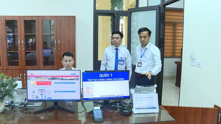 Không khí làm việc trong ngày đầu xã Phúc Thịnh đi vào  hoạt động theo mô hình Chính quyền địa phương hai cấp- Ảnh 2.