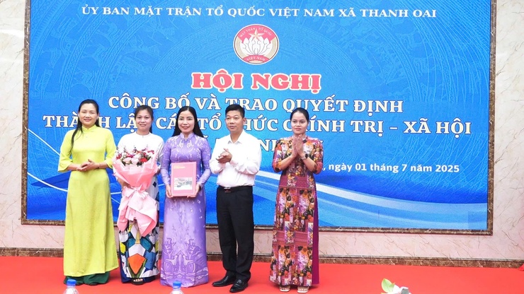 UBMTTQ Việt Nam xã Thanh Oai: Công bố và trao Quyết định thành lập các tổ chức chính trị - xã hội- Ảnh 2.