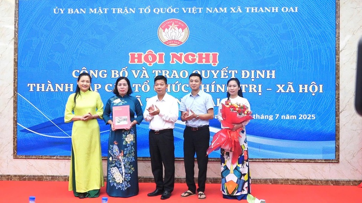 UBMTTQ Việt Nam xã Thanh Oai: Công bố và trao Quyết định thành lập các tổ chức chính trị - xã hội- Ảnh 3.