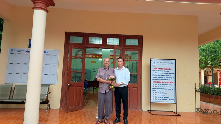 NGÀY ĐẦU HOẠT ĐỘNG CỦA ĐIỂM PHỤC VỤ HÀNH CHÍNH CÔNG XÃ ĐA PHÚC: CHUYÊN NGHIỆP, TẬN TÌNH VÌ SỰ HÀI LÒNG CỦA NGƯỜI DÂN.- Ảnh 3.