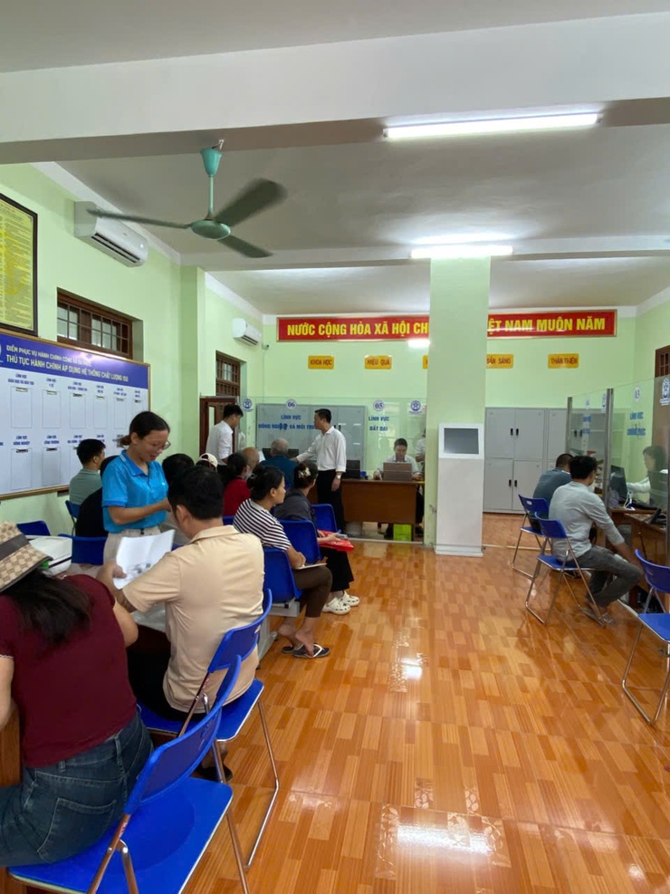 NGÀY ĐẦU HOẠT ĐỘNG CỦA ĐIỂM PHỤC VỤ HÀNH CHÍNH CÔNG XÃ ĐA PHÚC: CHUYÊN NGHIỆP, TẬN TÌNH VÌ SỰ HÀI LÒNG CỦA NGƯỜI DÂN.- Ảnh 1.