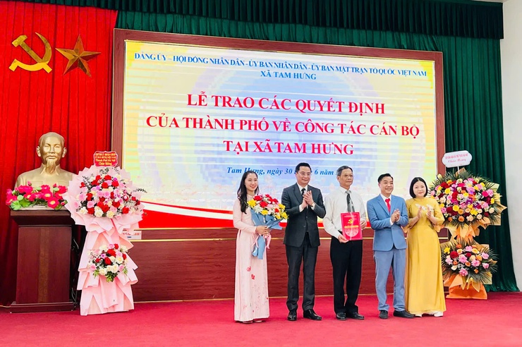 LỄ TRAO QUYẾT ĐỊNH CỦA THÀNH PHỐ VỀ CÔNG TÁC CÁN BỘ TẠI XÃ TAM HƯNG- Ảnh 4.