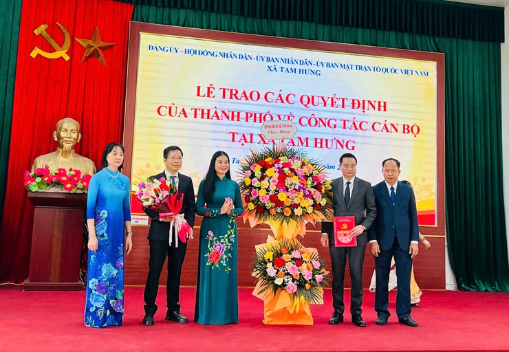 LỄ TRAO QUYẾT ĐỊNH CỦA THÀNH PHỐ VỀ CÔNG TÁC CÁN BỘ TẠI XÃ TAM HƯNG- Ảnh 2.