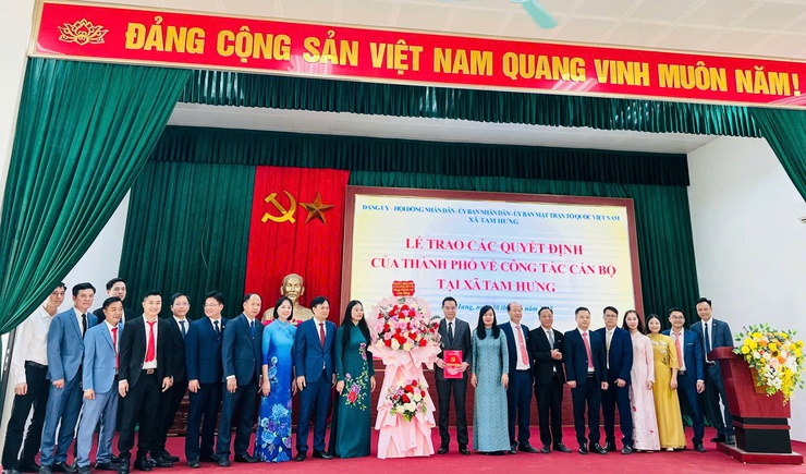 LỄ TRAO QUYẾT ĐỊNH CỦA THÀNH PHỐ VỀ CÔNG TÁC CÁN BỘ TẠI XÃ TAM HƯNG- Ảnh 1.