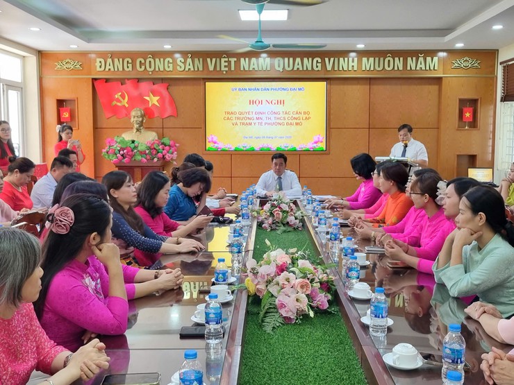 UBND phường Đại Mỗ trao Quyết định về công tác cán bộ lĩnh vực Y tế và Giáo dục- Ảnh 1.
