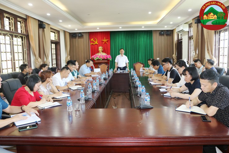 Đồng chí Hoàng Nguyên Ưng – Phó Bí thư Đảng ủy, Chủ tịch UBND xã Phú Cát làm việc với Phòng Kinh tế xã- Ảnh 1.