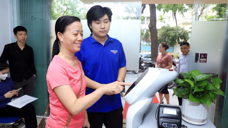 Phường đầu tiên của Hà Nội đưa robot vào phục vụ nhân dân giải quyết thủ tục hành chính- Ảnh 1.