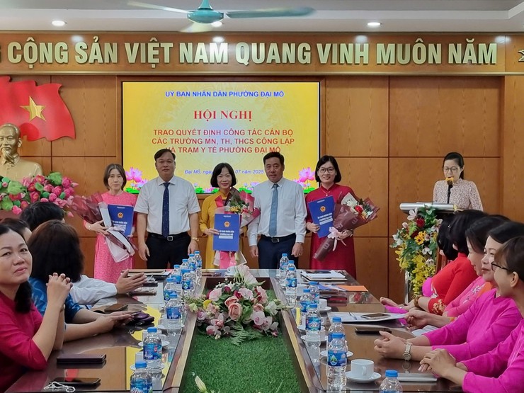 UBND phường Đại Mỗ trao Quyết định về công tác cán bộ lĩnh vực Y tế và Giáo dục- Ảnh 2.