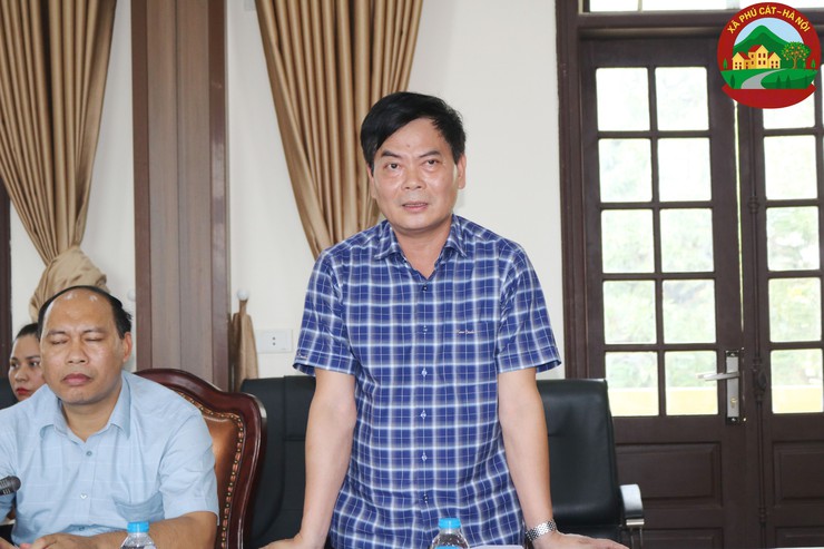 Đồng chí Hoàng Nguyên Ưng – Phó Bí thư Đảng ủy, Chủ tịch UBND xã Phú Cát làm việc với Phòng Kinh tế xã- Ảnh 2.
