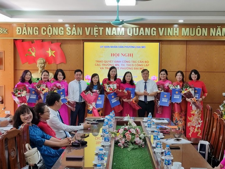 UBND phường Đại Mỗ trao Quyết định về công tác cán bộ lĩnh vực Y tế và Giáo dục- Ảnh 4.