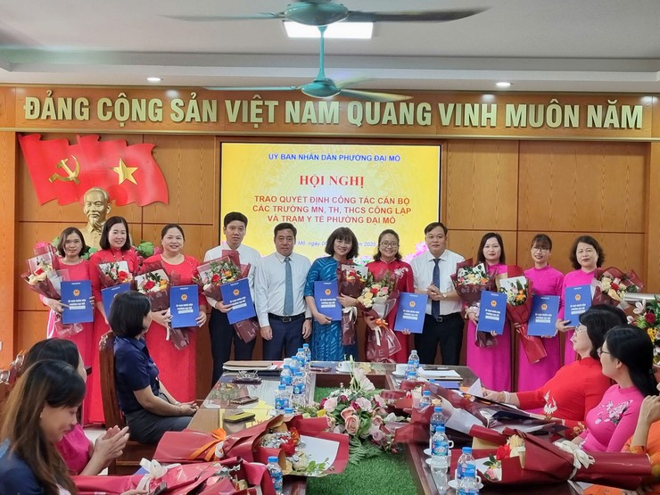UBND phường Đại Mỗ trao Quyết định về công tác cán bộ lĩnh vực Y tế và Giáo dục- Ảnh 5.