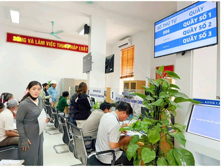 Sau 10 ngày hoạt động chính quyền 2 cấp:
Đông Ngạc giải quyết đúng hẹn 906 hồ sơ, quyền lợi người dân được đảm bảo- Ảnh 5.