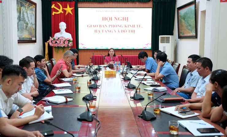 Lãnh đạo UBND phường Sơn Tây làm việc với Phòng Kinh tế- Hạ tầng và đô thị- Ảnh 1.