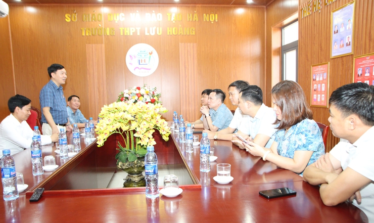 THƯỜNG TRỰC ĐẢNG UỶ XÃ HOÀ XÁ THĂM, ĐỘNG VIÊN VÀ CHÚC MỪNG CHI BỘ, TẬP THỂ TRƯỜNG THPT LƯU HOÀNG- Ảnh 2.