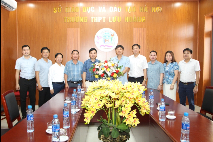 THƯỜNG TRỰC ĐẢNG UỶ XÃ HOÀ XÁ THĂM, ĐỘNG VIÊN VÀ CHÚC MỪNG CHI BỘ, TẬP THỂ TRƯỜNG THPT LƯU HOÀNG- Ảnh 1.