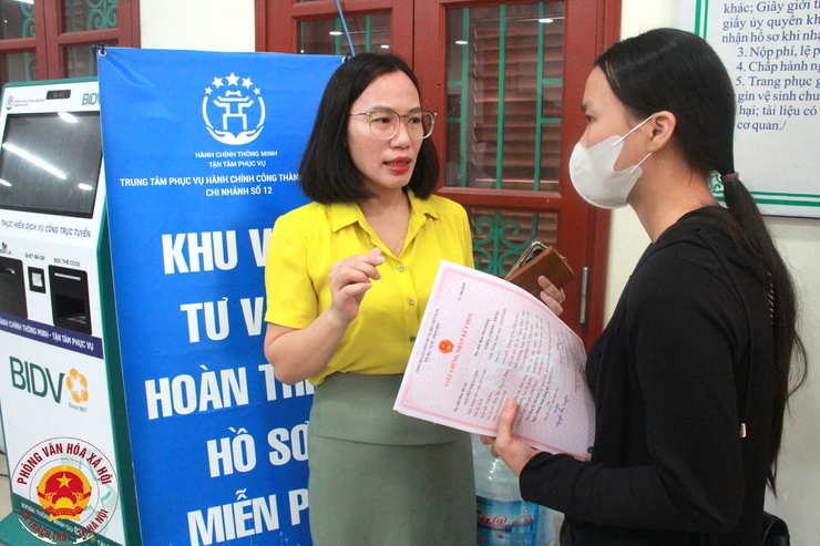 Xã Thạch Thất trao giấy chứng nhận đăng ký kết hôn cho công dân Việt Nam kết hôn với người nước ngoài- Ảnh 2.