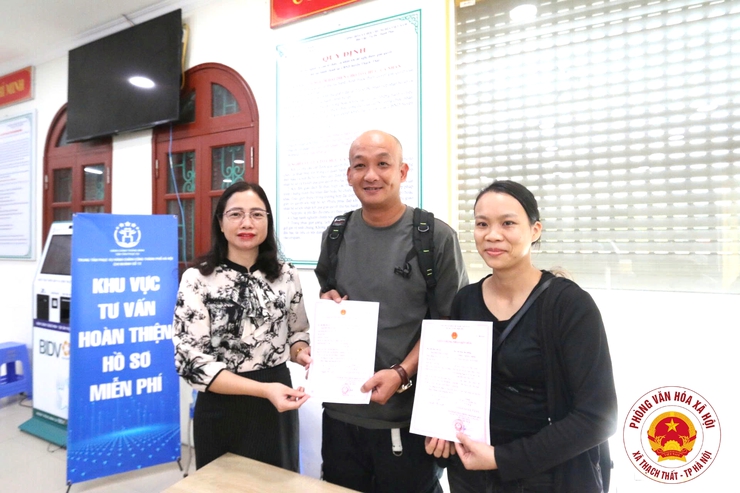Xã Thạch Thất trao giấy chứng nhận đăng ký kết hôn cho công dân Việt Nam kết hôn với người nước ngoài- Ảnh 1.