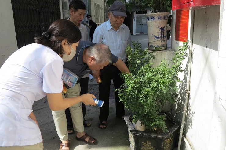 Phường Bạch Mai chủ động, tích cực phòng, chống sốt xuất huyết- Ảnh 2.