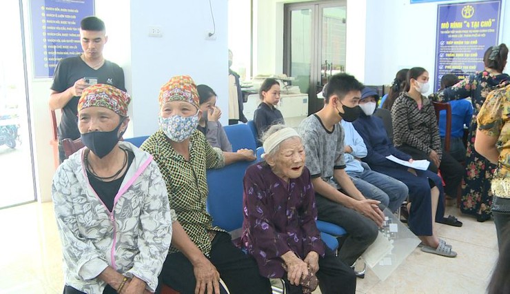 Người dân tập trung đông đúc, làm các thủ tục hành chính tại điểm phục vụ hành chính công Phúc Lộc- Ảnh 4.