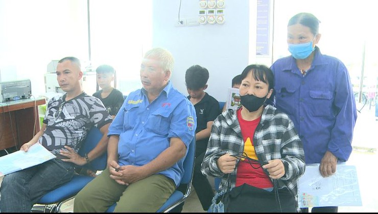 Người dân tập trung đông đúc, làm các thủ tục hành chính tại điểm phục vụ hành chính công Phúc Lộc- Ảnh 2.