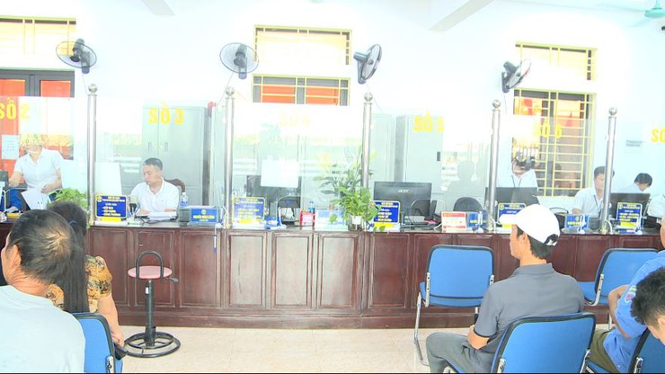 Người dân tập trung đông đúc, làm các thủ tục hành chính tại điểm phục vụ hành chính công Phúc Lộc- Ảnh 1.