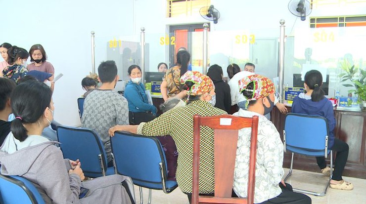 Người dân tập trung đông đúc, làm các thủ tục hành chính tại điểm phục vụ hành chính công Phúc Lộc- Ảnh 3.