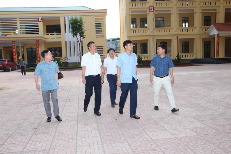 THƯỜNG TRỰC ĐẢNG UỶ XÃ HOÀ XÁ THĂM, ĐỘNG VIÊN VÀ CHÚC MỪNG CHI BỘ, TẬP THỂ TRƯỜNG THPT LƯU HOÀNG- Ảnh 3.
