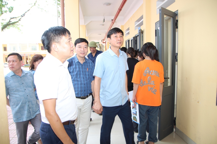THƯỜNG TRỰC ĐẢNG UỶ XÃ HOÀ XÁ THĂM, ĐỘNG VIÊN VÀ CHÚC MỪNG CHI BỘ, TẬP THỂ TRƯỜNG THPT LƯU HOÀNG- Ảnh 4.