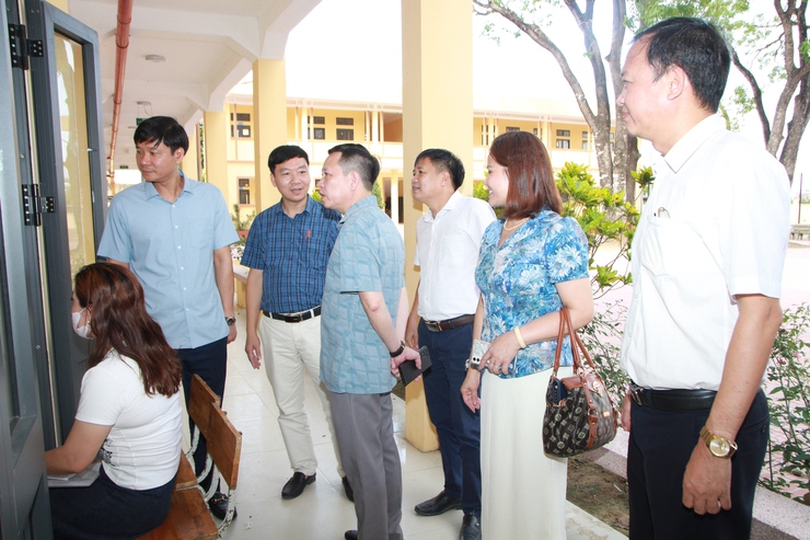 THƯỜNG TRỰC ĐẢNG UỶ XÃ HOÀ XÁ THĂM, ĐỘNG VIÊN VÀ CHÚC MỪNG CHI BỘ, TẬP THỂ TRƯỜNG THPT LƯU HOÀNG- Ảnh 5.