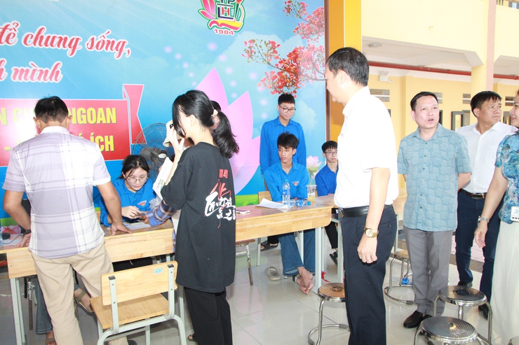 THƯỜNG TRỰC ĐẢNG UỶ XÃ HOÀ XÁ THĂM, ĐỘNG VIÊN VÀ CHÚC MỪNG CHI BỘ, TẬP THỂ TRƯỜNG THPT LƯU HOÀNG- Ảnh 6.