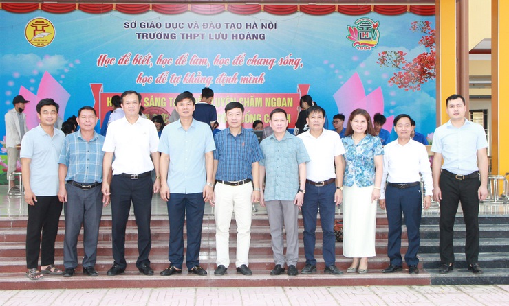 THƯỜNG TRỰC ĐẢNG UỶ XÃ HOÀ XÁ THĂM, ĐỘNG VIÊN VÀ CHÚC MỪNG CHI BỘ, TẬP THỂ TRƯỜNG THPT LƯU HOÀNG- Ảnh 7.