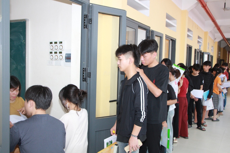 THƯỜNG TRỰC ĐẢNG UỶ XÃ HOÀ XÁ THĂM, ĐỘNG VIÊN VÀ CHÚC MỪNG CHI BỘ, TẬP THỂ TRƯỜNG THPT LƯU HOÀNG- Ảnh 8.